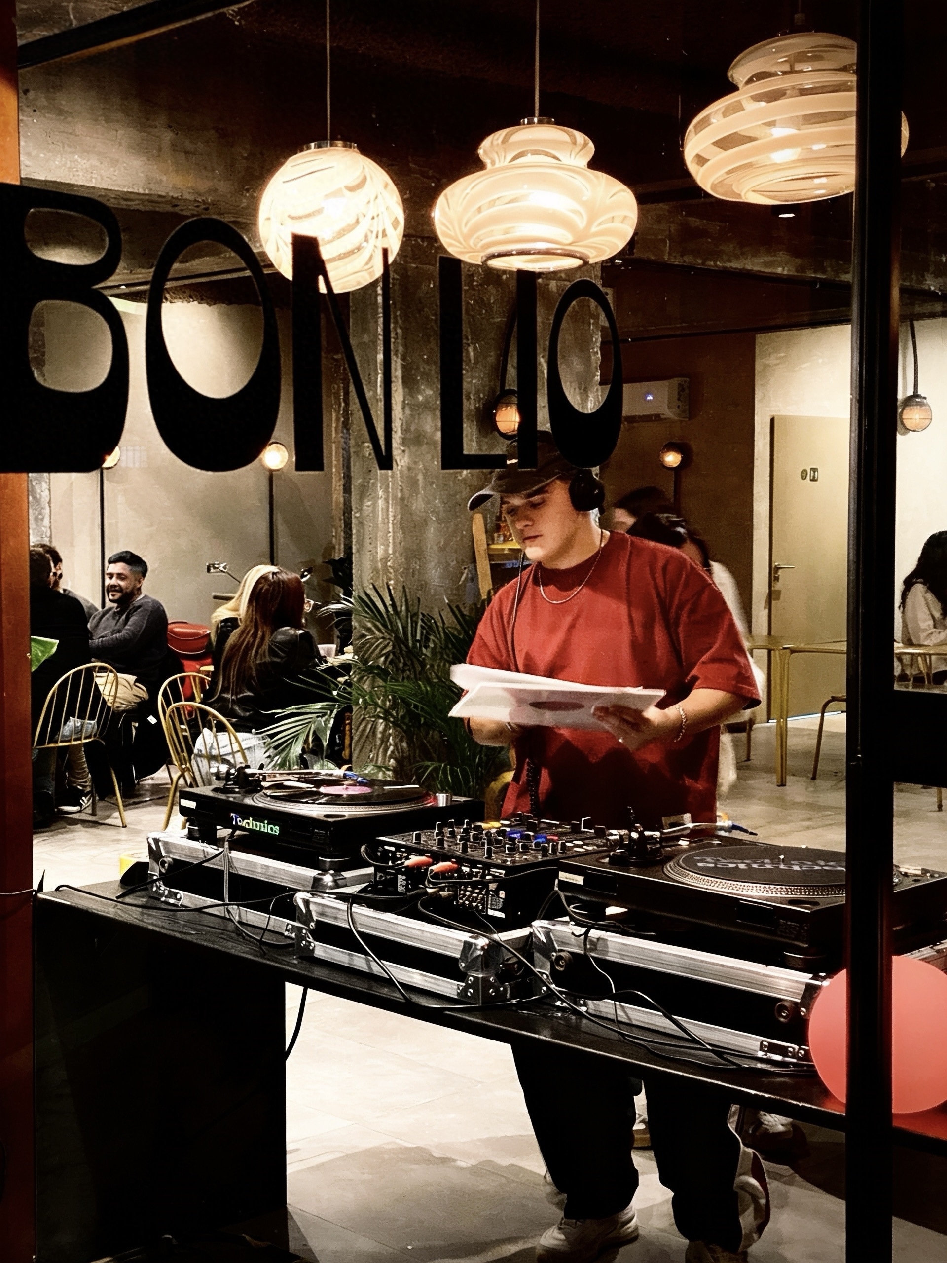 Chebi con vinilos en Bon Lio, Buenos Aires