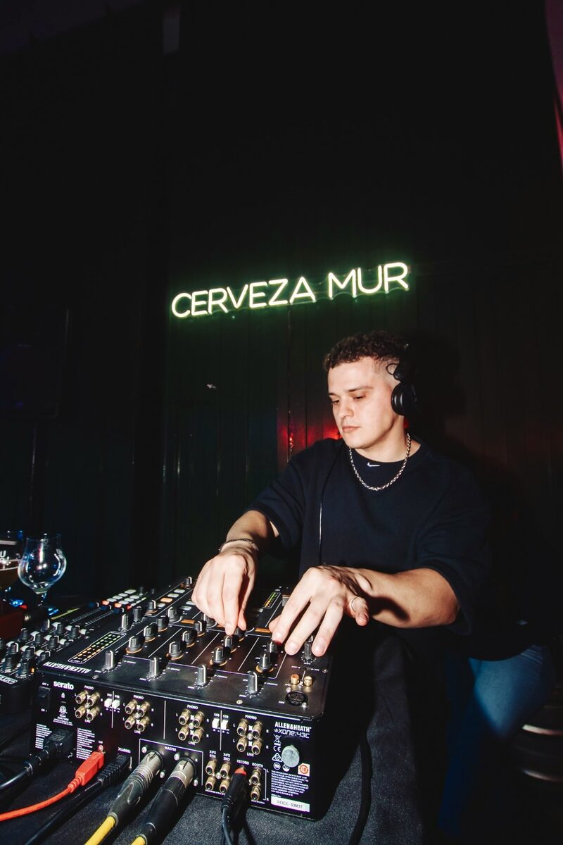 Chebi sobre el mixer — Cerveza Mur, Buenos Aires