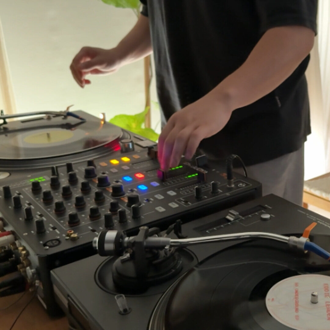 Setup de vinilo — dos platos Technics con discos girando